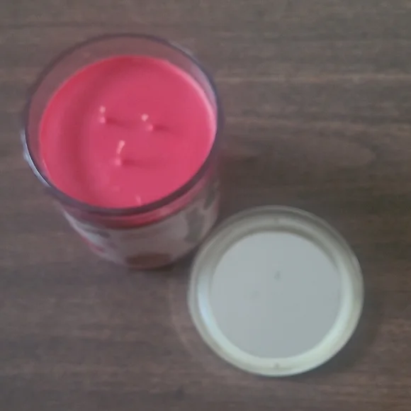 Holiday Memories Scented Candle - Red - Picture 4 of 4